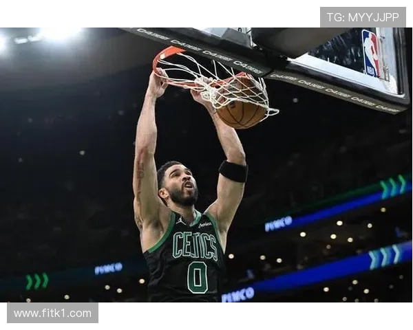 塔图姆通过多面手无球跑动拉开空间提升关键时刻得分效率