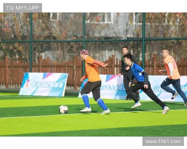 室内足球规则中场地尺寸与换人次数如何影响比赛节奏？