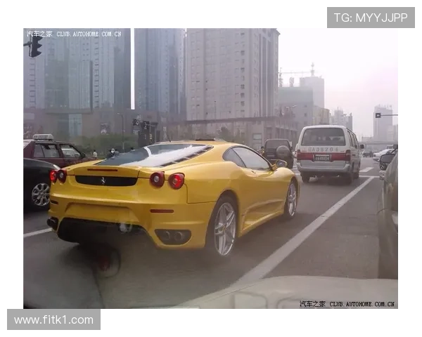 迪巴拉穿着拖鞋开豪车？谁家的贵公子成了街头霸王了？
